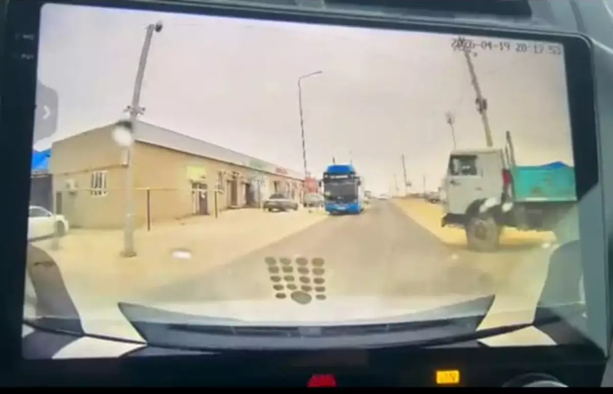 На грани трагедии: видео опасного маневра на трассе в Мангистау обсуждает Казнет - новости на Lada.kz 20.04.2026