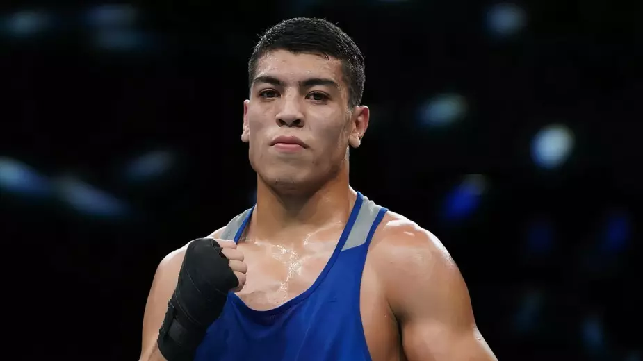 Казахстанцу дважды отсчитали нокдаун, но он победил: видео боя на Кубке мира 