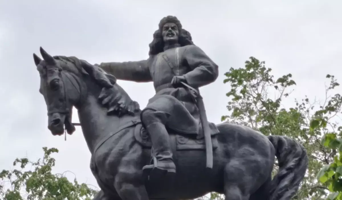 В Алматы нашли памятник Амангельды Иманову с лицом Ленина