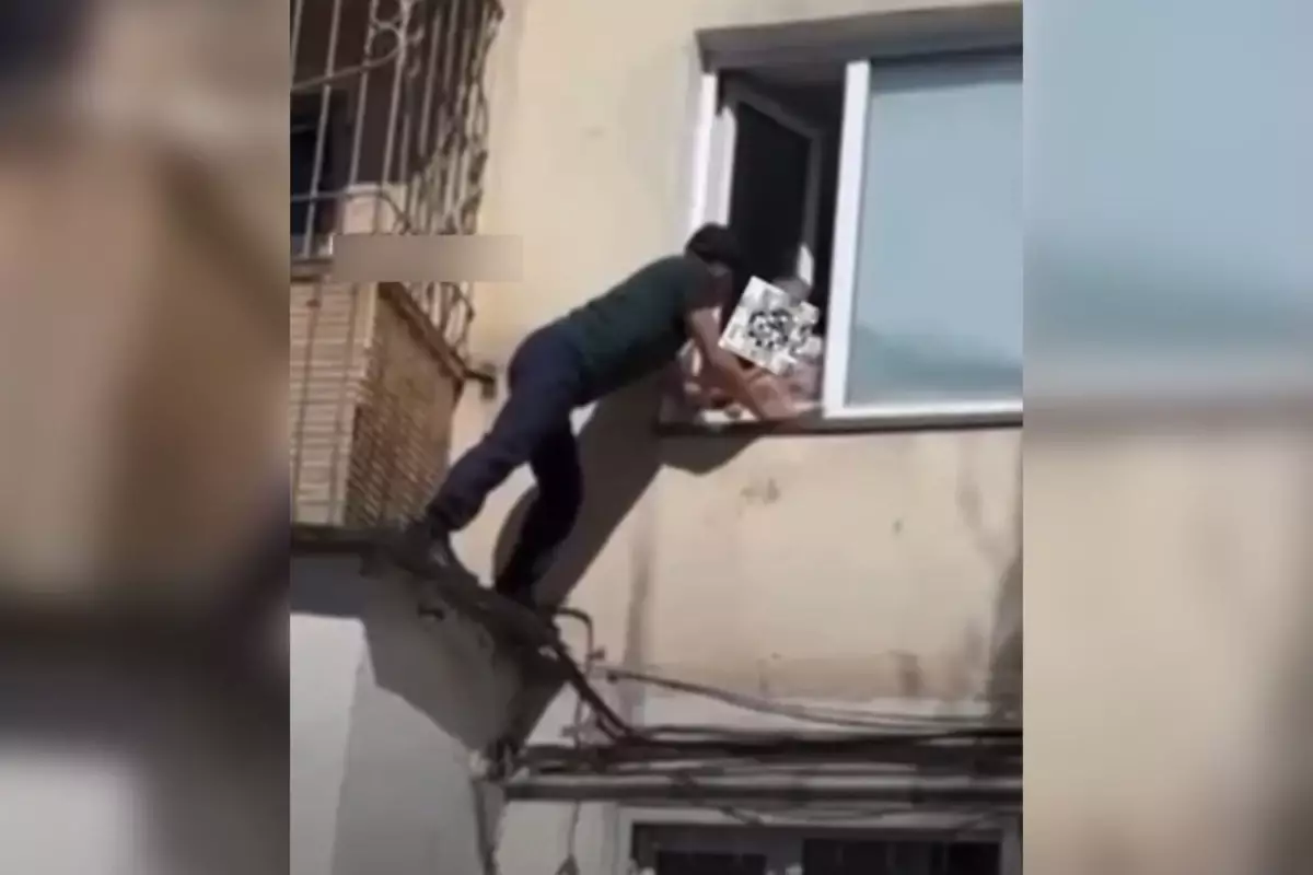 Екібастұзда ер адам терезе жақтауында отырған баланы құтқарып қалды