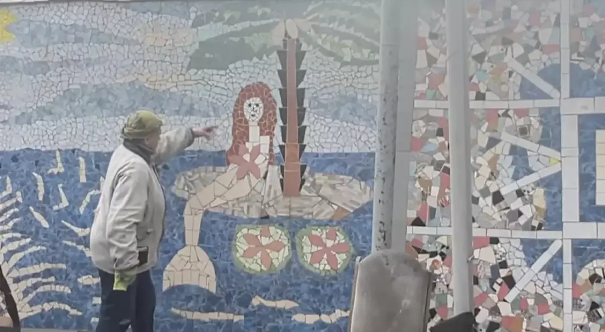 Пенсионерка из Караганды создает мозаики из старого кафеля