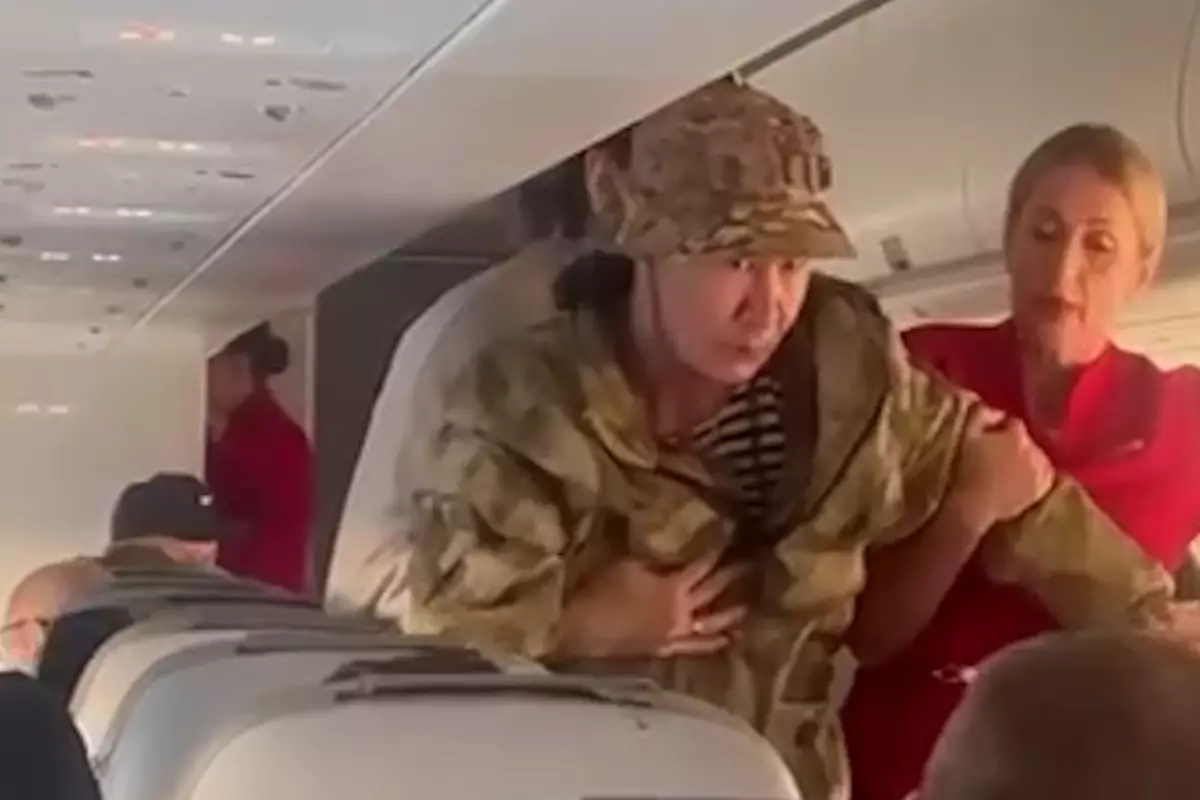Мужчина в военной форме устроил дебош на рейсе Екатеринбург - Астана