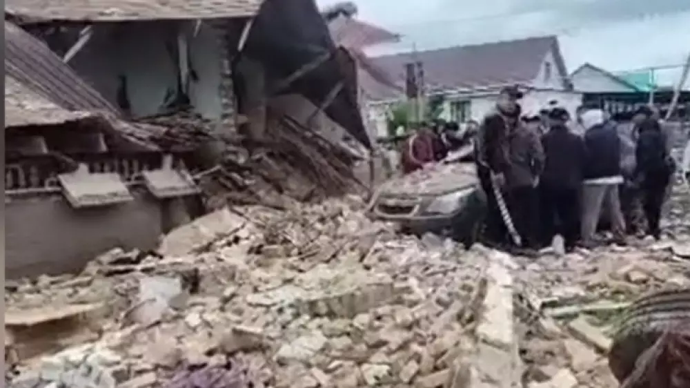 Вытаскивал семью из-под завалов. Мощный взрыв разрушил дом в Алматинской области