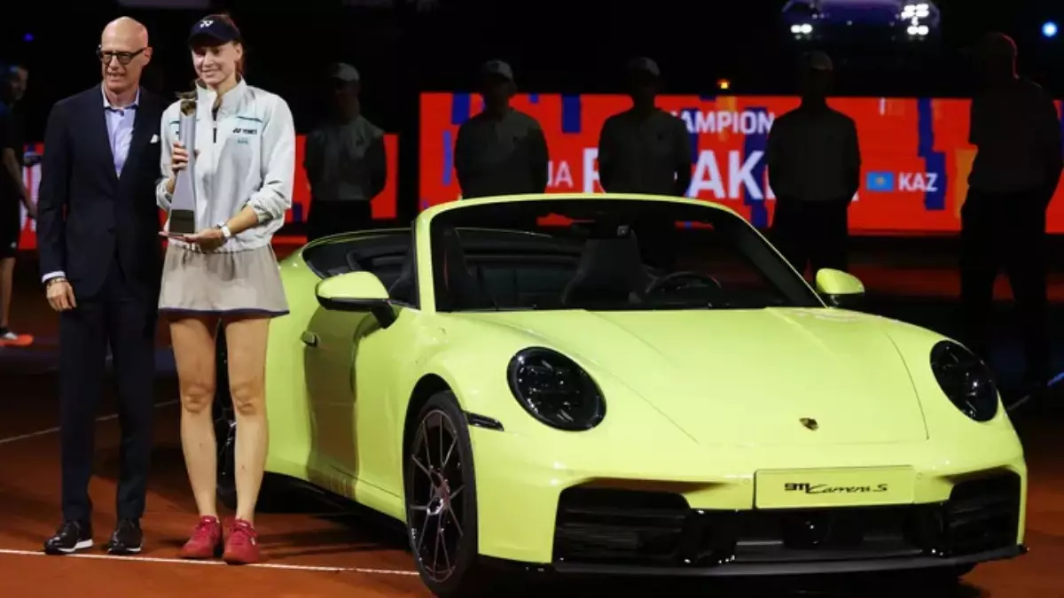 Елена Рыбакина екінші ұтқан Porsche көлігін сатпайтынын айтты