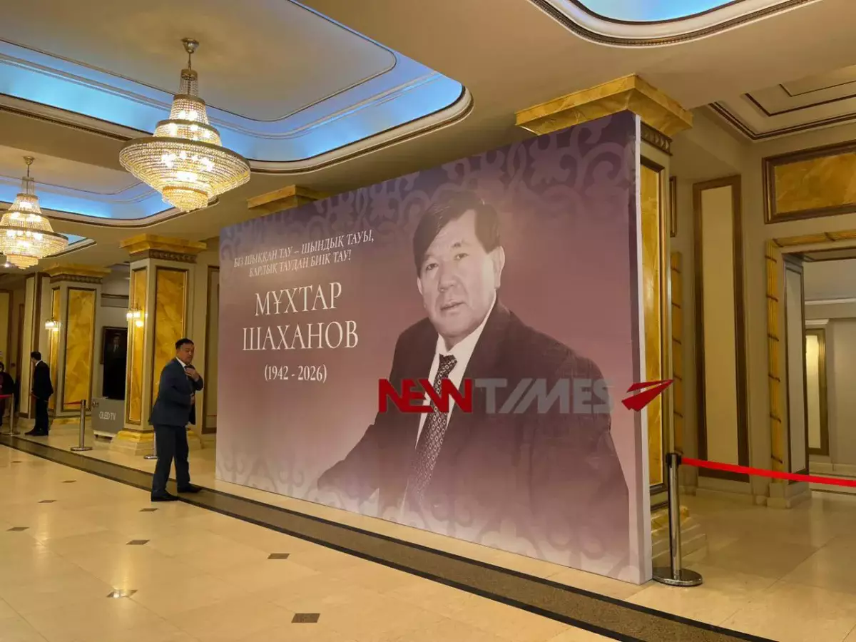 Сотни людей пришли проститься с Мухтаром Шахановым в Алматы
