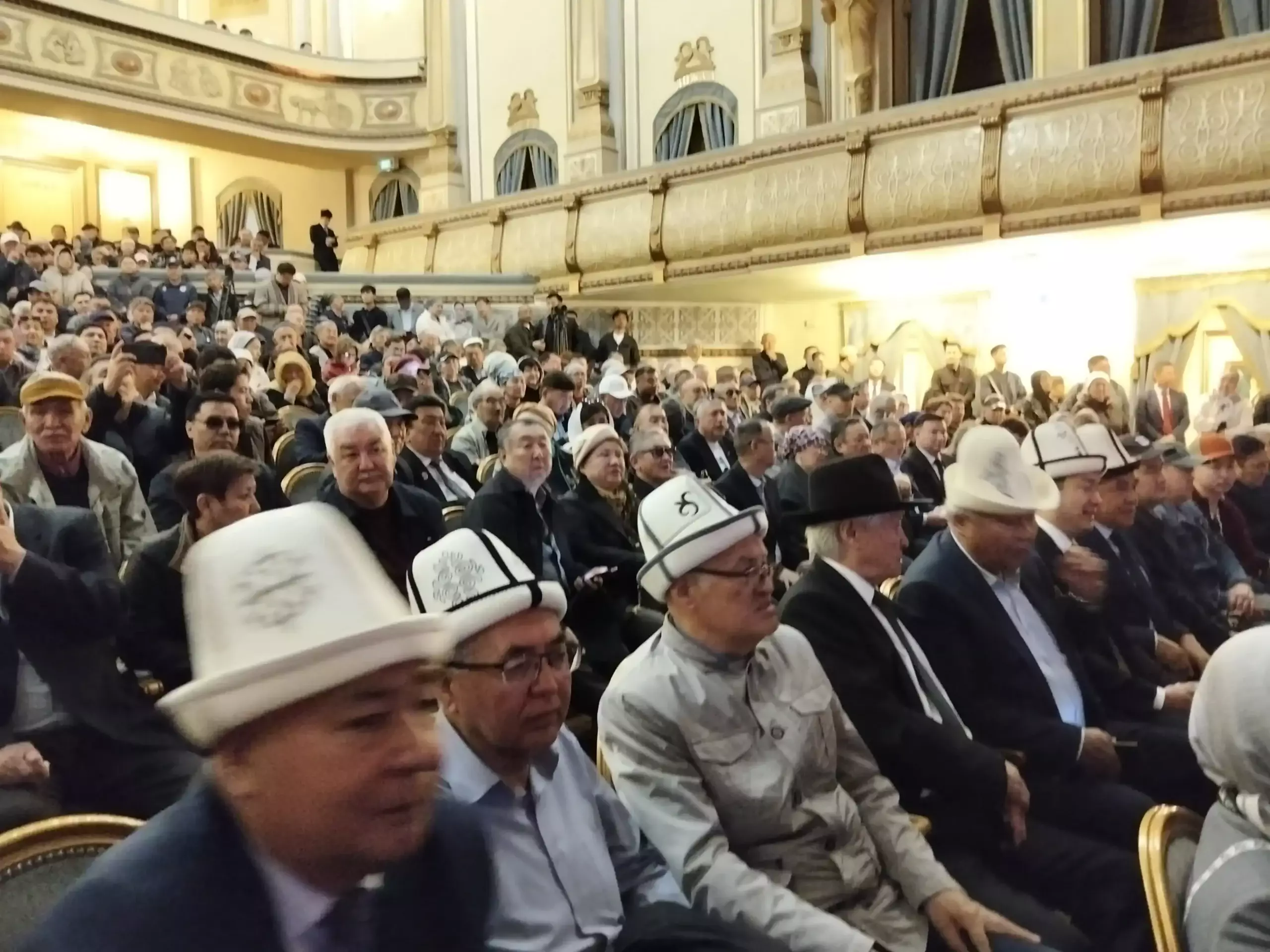 Алматы жұрты жазушы Мұхтар Шахановпен қоштасып жатыр