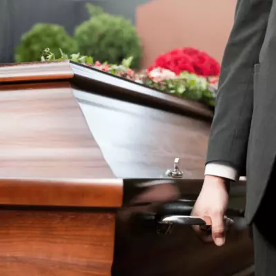 Житель столицы нелегально продавал с кладбища надгробия на металлолом