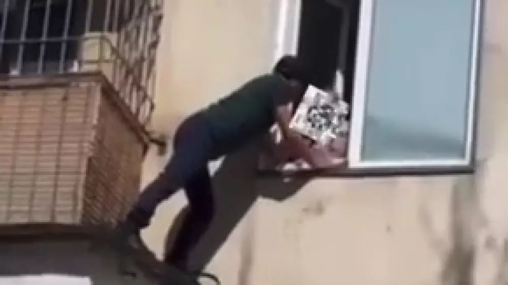 59-летний мужчина спас ребенка от падения из окна в Экибастузе: видео