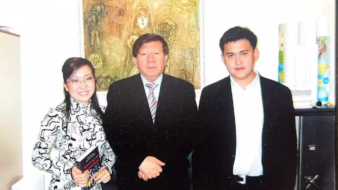 «Бізді өз үйінде паналатты. Ақын ғана емес, адам ретінде де биік болды...»: Дина Төлепберген Мұхтар Шаханов жайлы естелігін бөлісті