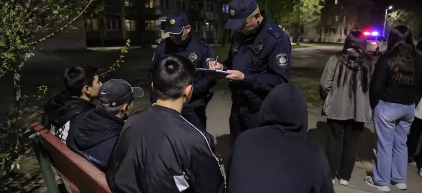 Семейде түнгі рейд: 50-ден астам жасөспірім қараусыз жүрген