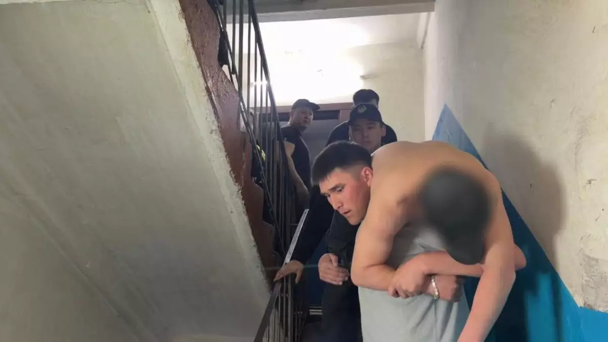 Өскеменде ер адам тұрғын үйдің шатырынан секіріп кете жаздады