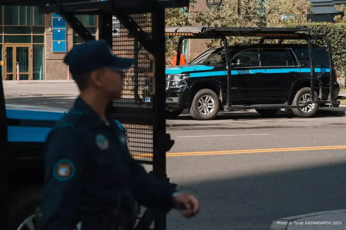 Беспредел в кофейне Астаны: люди в штатском силой удерживали посетителей