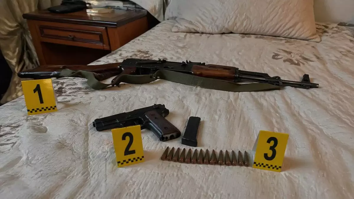 Арсенал в элитном ЖК Астаны: иностранцы прятали антикварное оружие в квартире Назарбаев университета