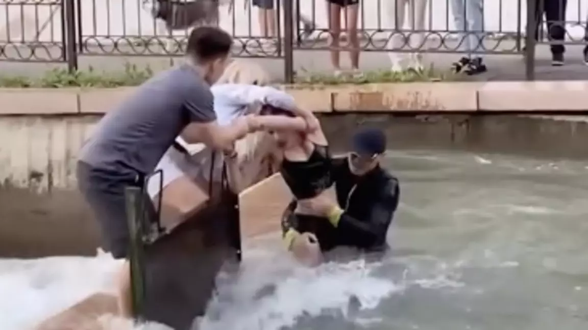 Ағыс алып бара жатқан қызды құтқарған: желіде тарап жатқан видео үш жыл бұрын түсірілген