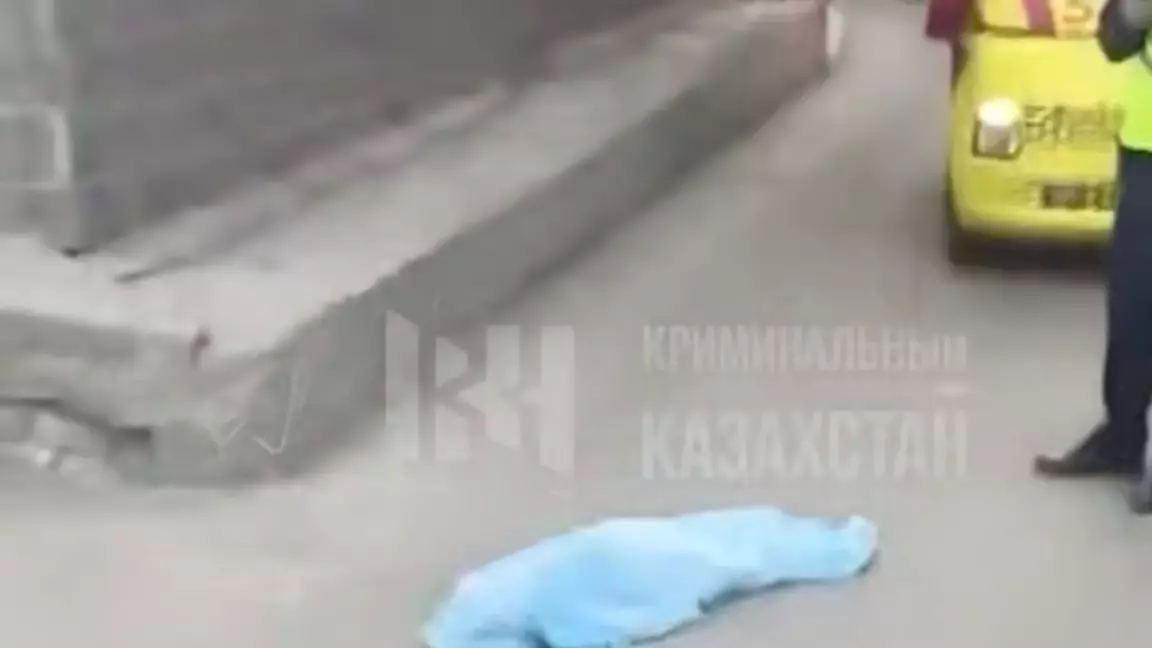 Астанада көпқабатты үйдің терезінен бала құлап қаза тапты