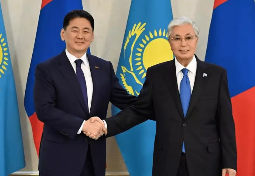 Токаев провел встречу с президентом Монголии Хурэлсухом