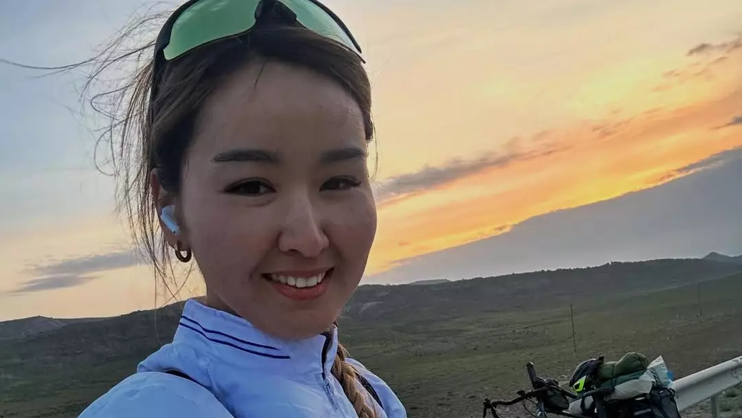 20-летняя девушка Бурлен Адилет в одиночку пересекает Казахстан на велосипеде