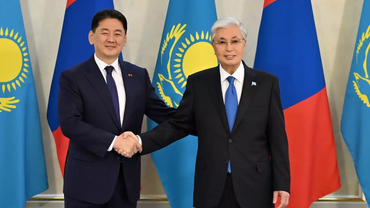 “Тарихы ортақ, тамыры бір бауырлас елдерміз”: Қасым-Жомарт Тоқаев Ақордада Моңғолия президентін қарсы алды