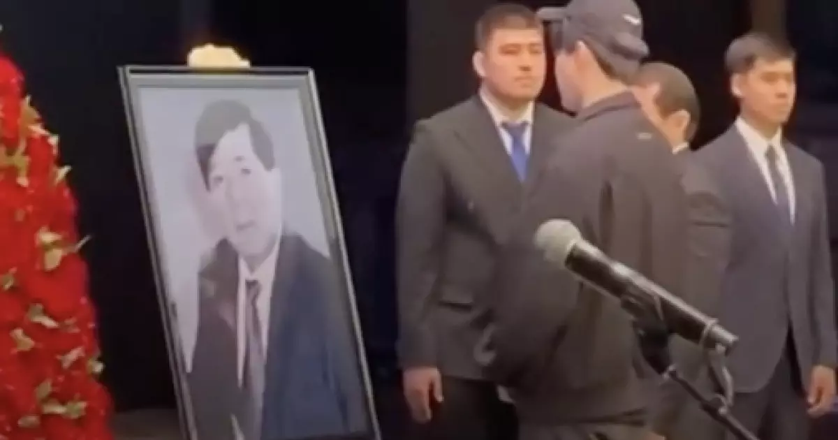   Димаш Құдайберген Мұхтар Шахановпен қоштасу үшін қаралы жиынға арнайы барды   