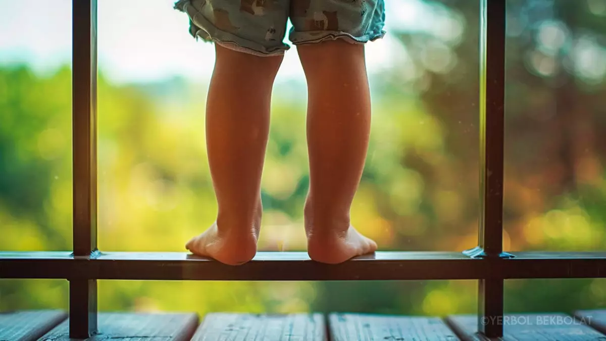 Жедел жәрдем жеткенімен кеш болды: Астанада бала терезеден құлап кетті