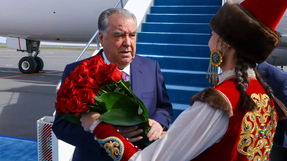 Президент Таджикистана прилетел в Астану