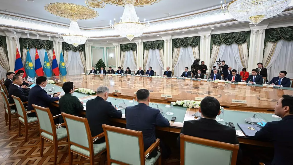 Переговоры Токаева и Хурэлсуха продолжились в расширенном составе