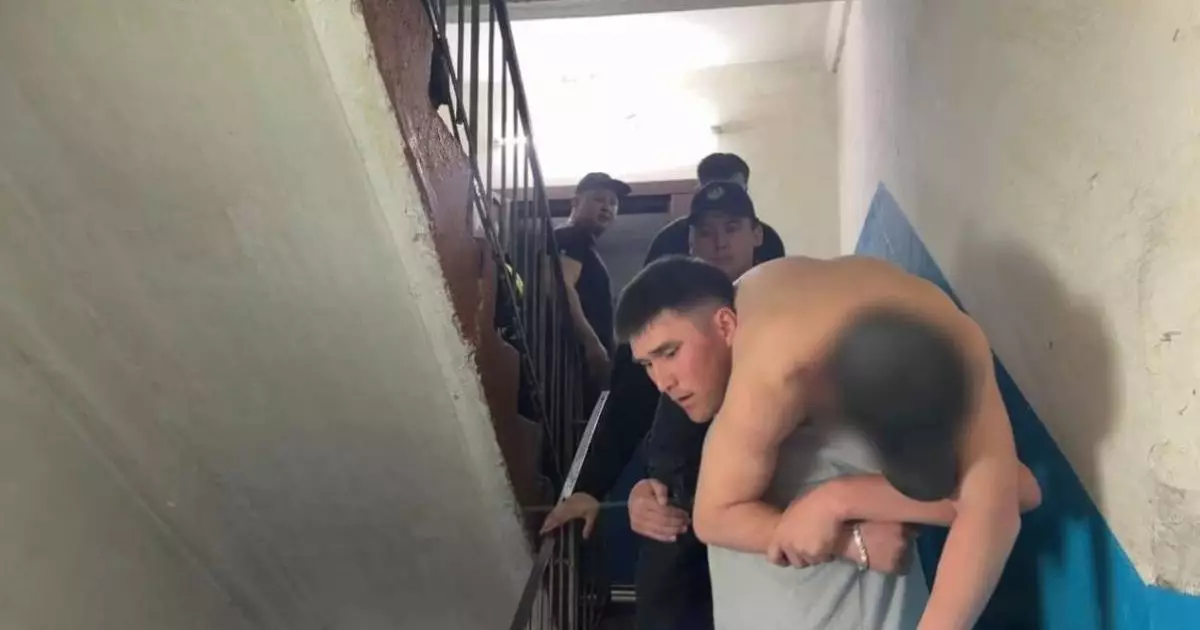  Өскеменде арнайы қызмет сарбаздары ер адамды көпқабатты үйдің төбесінен көтеріп түсірді 