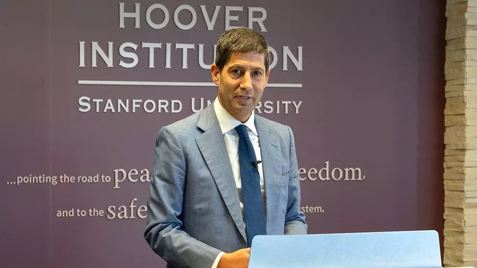 Как кандидат на пост главы ФРС Кевин Уорш относится к цели центробанка по инфляции?