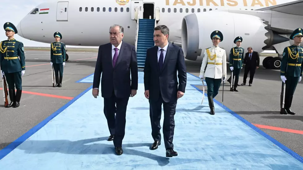 Президент Таджикистана прибыл на экологический саммит в Астане