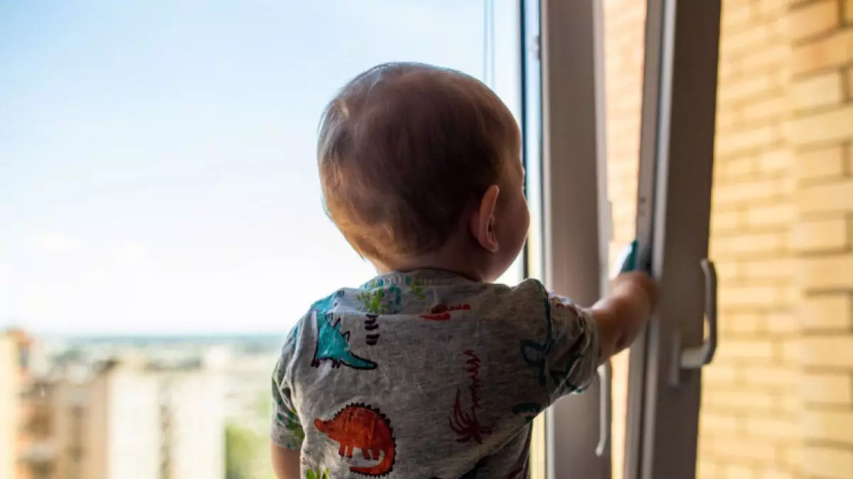 Қайғылы оқиға: Астанада көпқабатты үйдің терезесінен бүлдіршін құлап, мерт болды