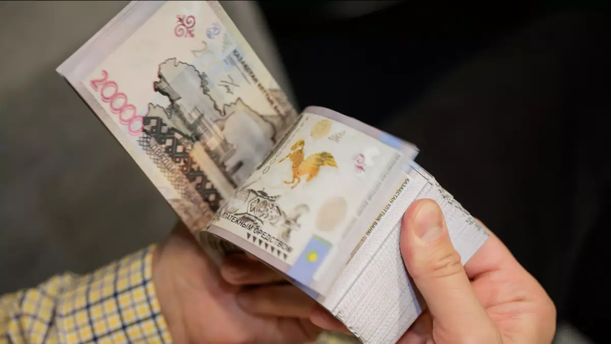 4 млн теңге шашу: Ақтөбе мәслихатының депутаты шулы видеоға қатысты пікір білдірді