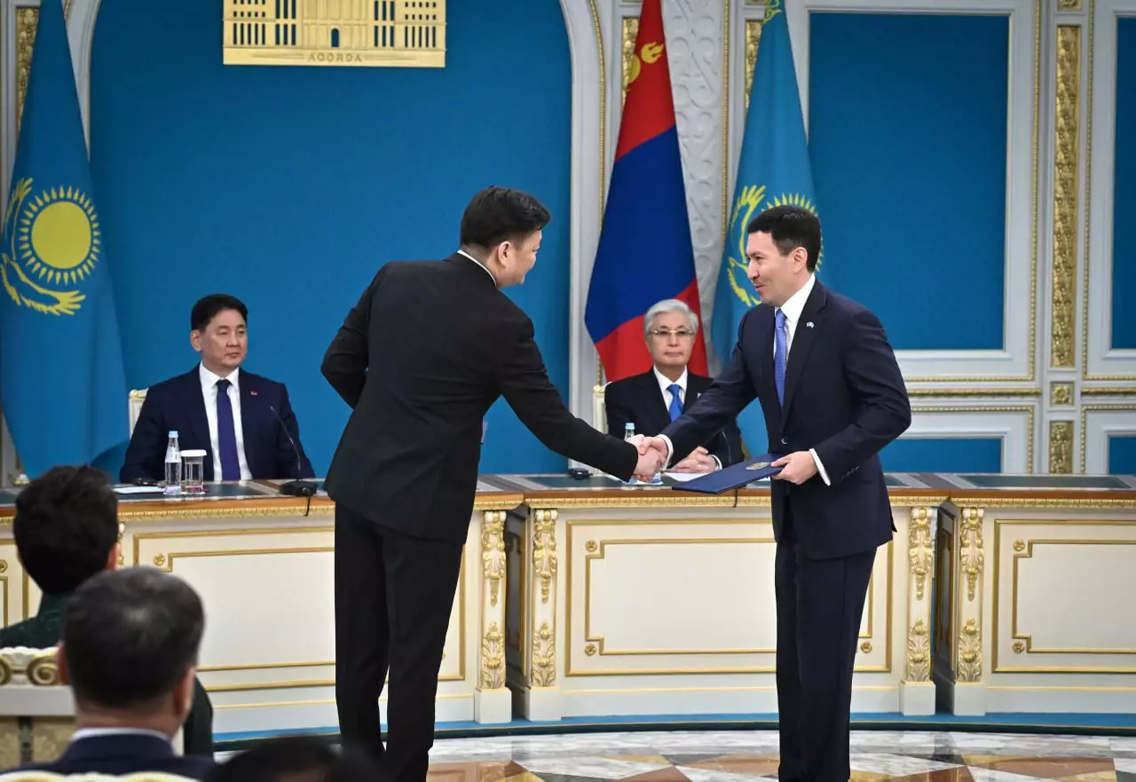Қазақстан мен Моңғолия 13 құжатқа қол қойды