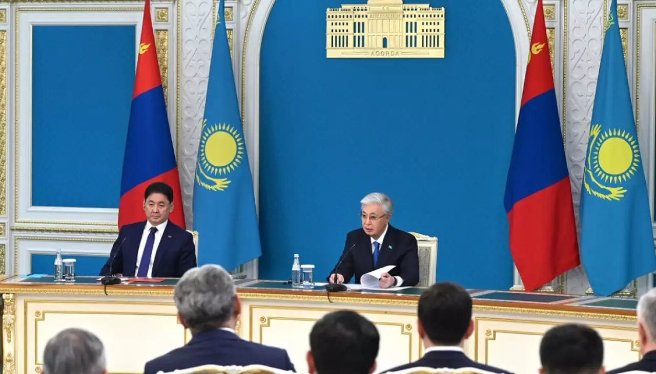Президенты Казахстана и Монголии провели брифинг для СМИ