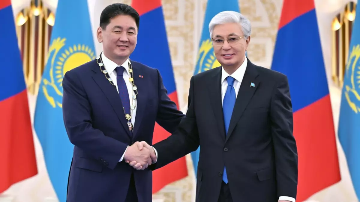 Тоқаев Моңғолия Президентін марапаттады