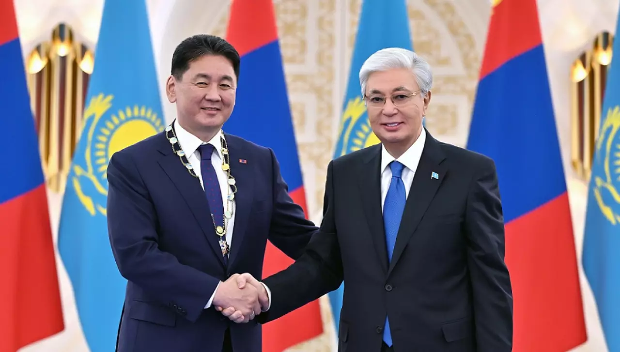 Токаев наградил Хурэлсуха орденом «Алтын Қыран»