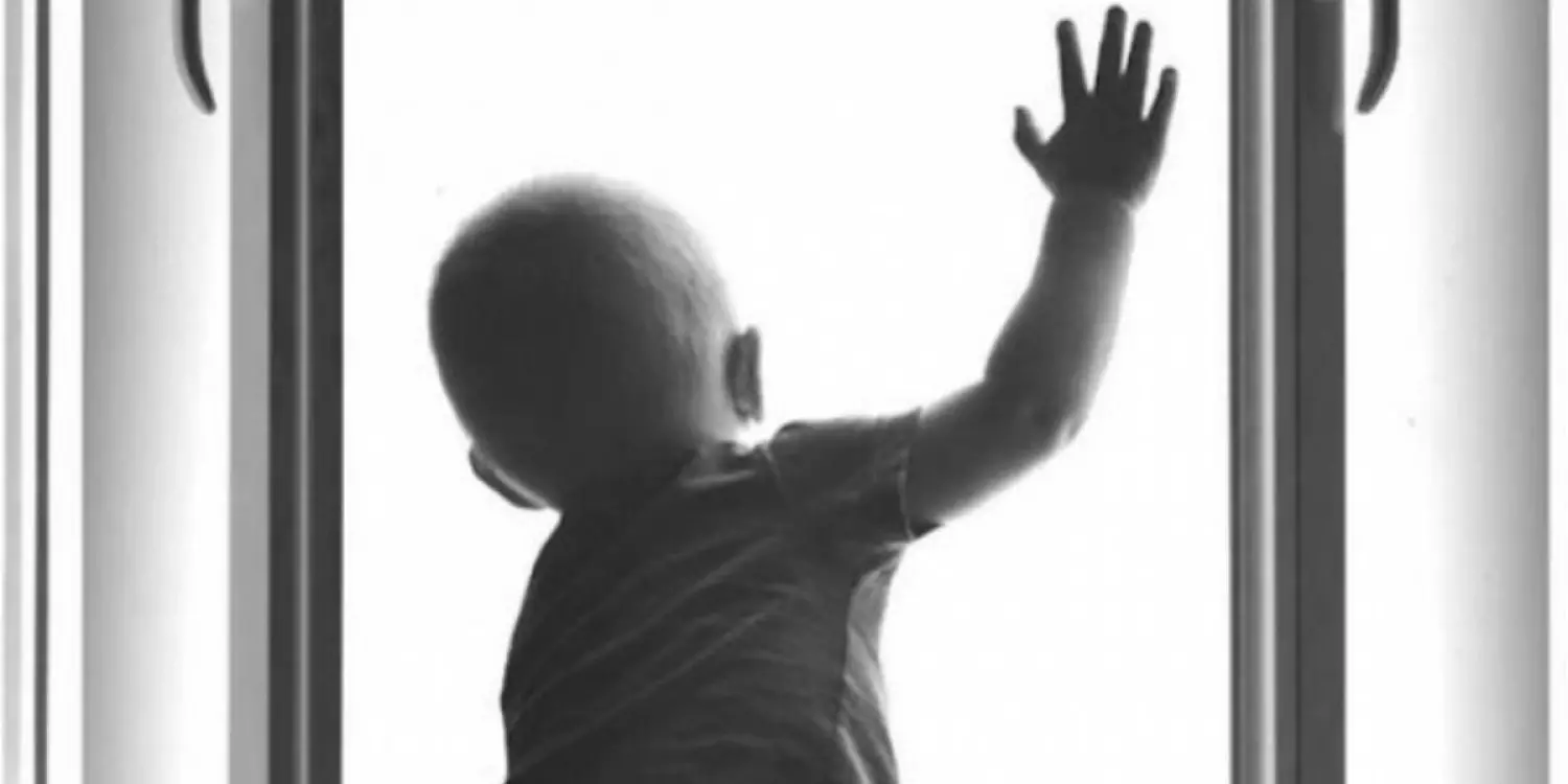 Астанада көпқабатты үйдің терезесінен бүлдіршін құлап, мерт болды