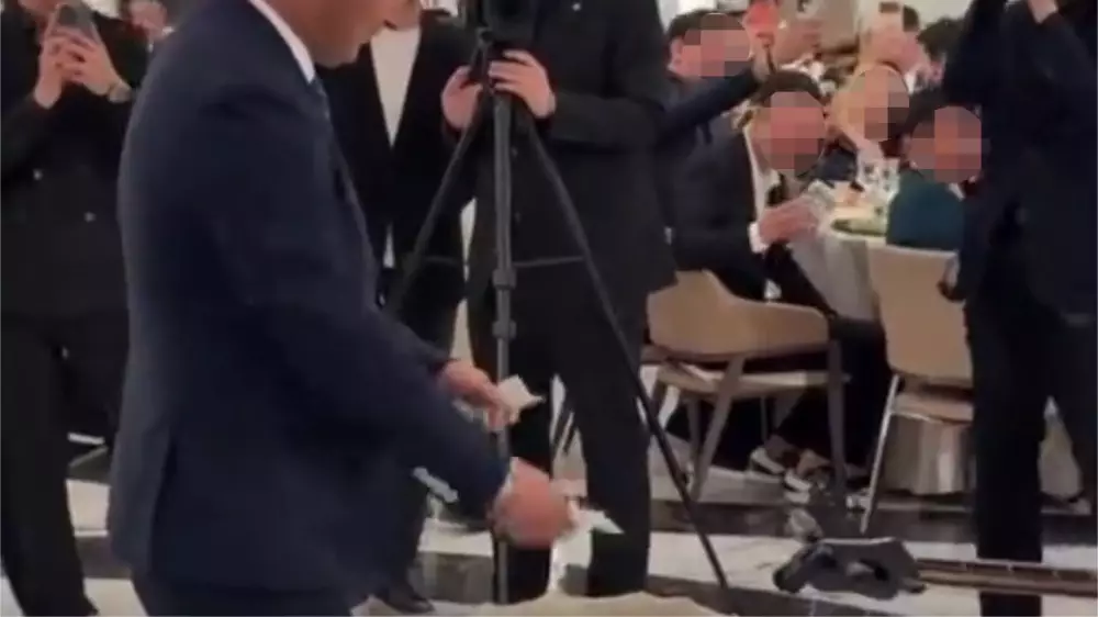 Ақтөбелік депутат тойда ақша шашқанына өкініп қалды: мәслихат шешім қабылдады