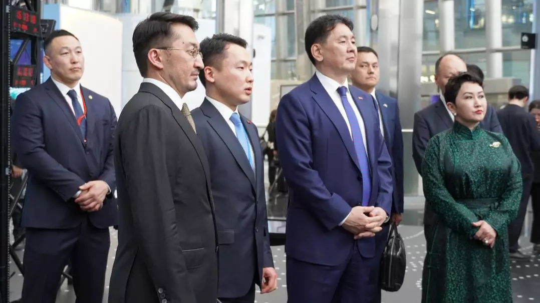 Президент Монголии посетил центр искусственного интеллекта alem.ai в Астане