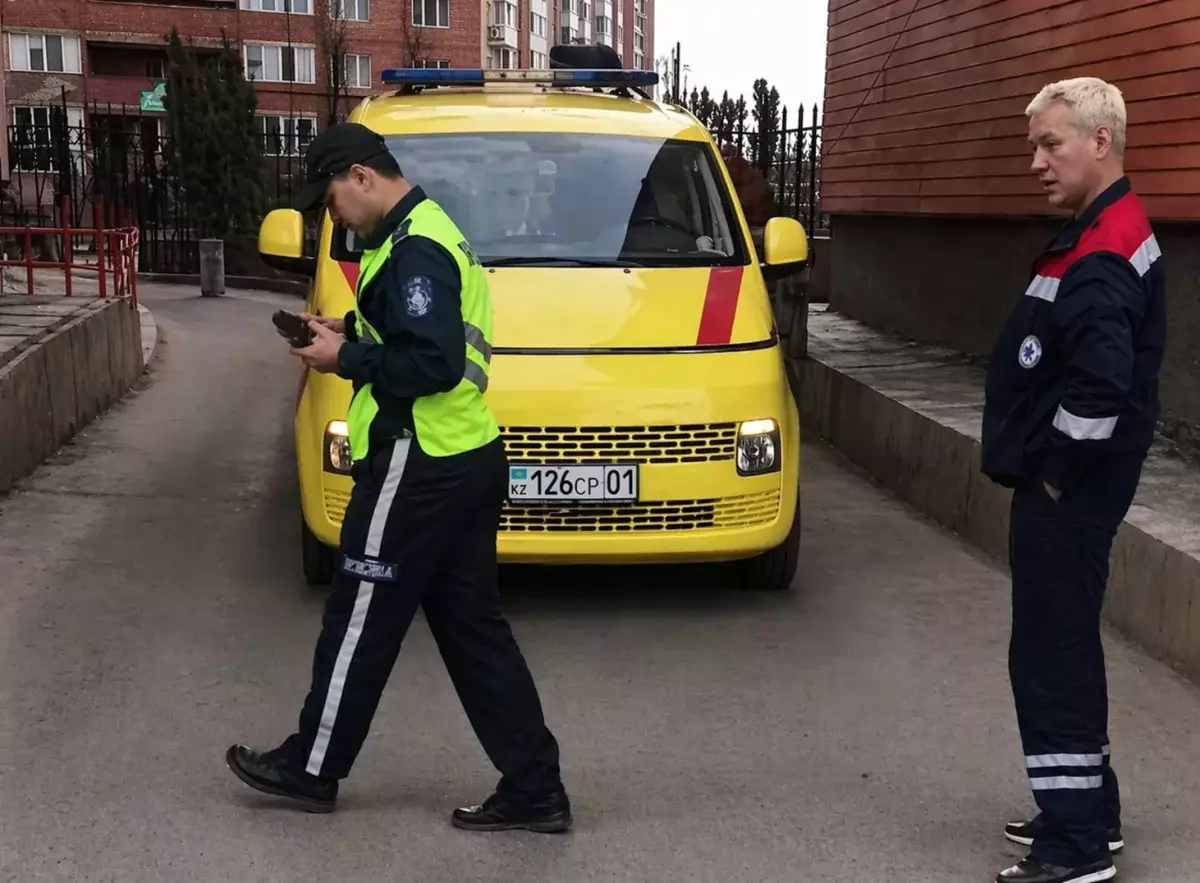 Ребенок выпал из окна многоэтажки в Астане и погиб