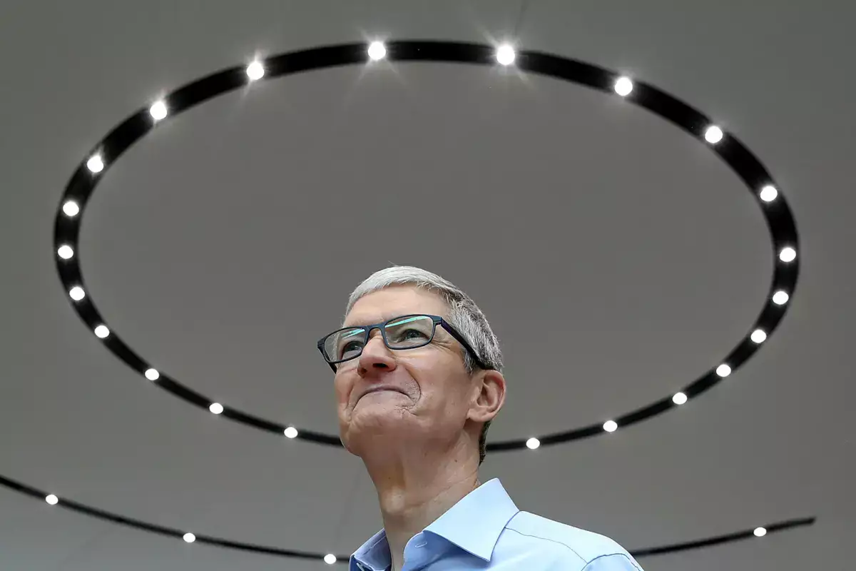 Apple объявила историческую смену власти: Кук уходит, компанию возглавит инженер эпохи iPhone - новости на Lada.kz 21.04.2026