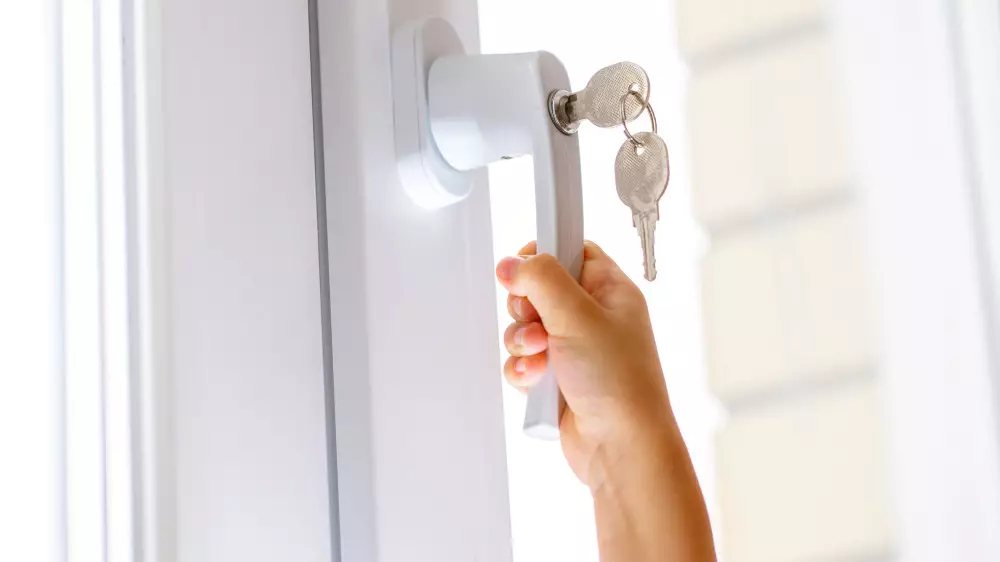 Астанада 13-қабаттағы терезден бала құлап кетті