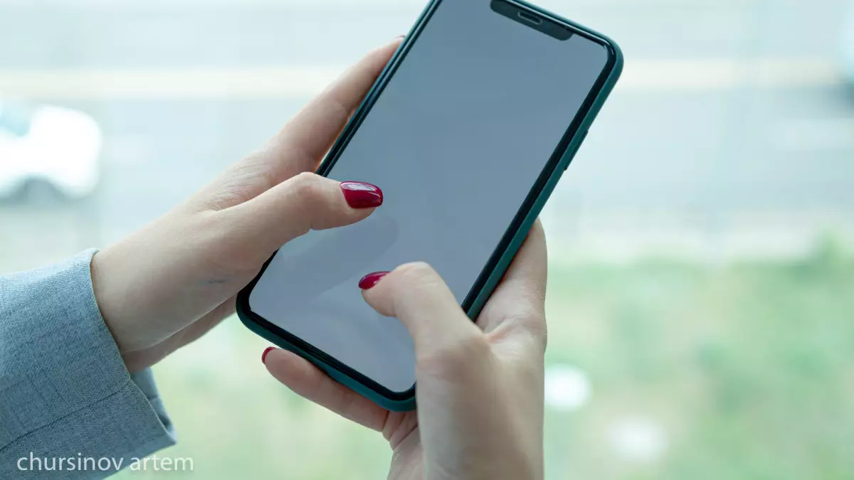 Бір минутта несие: Ақтөбеде әйел өзгенің телефонымен iPhone рәсімдеп алған