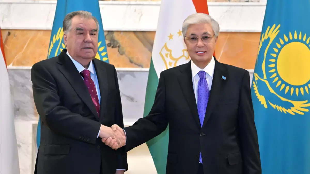 Токаев провел встречу с Рахмоном в Астане
