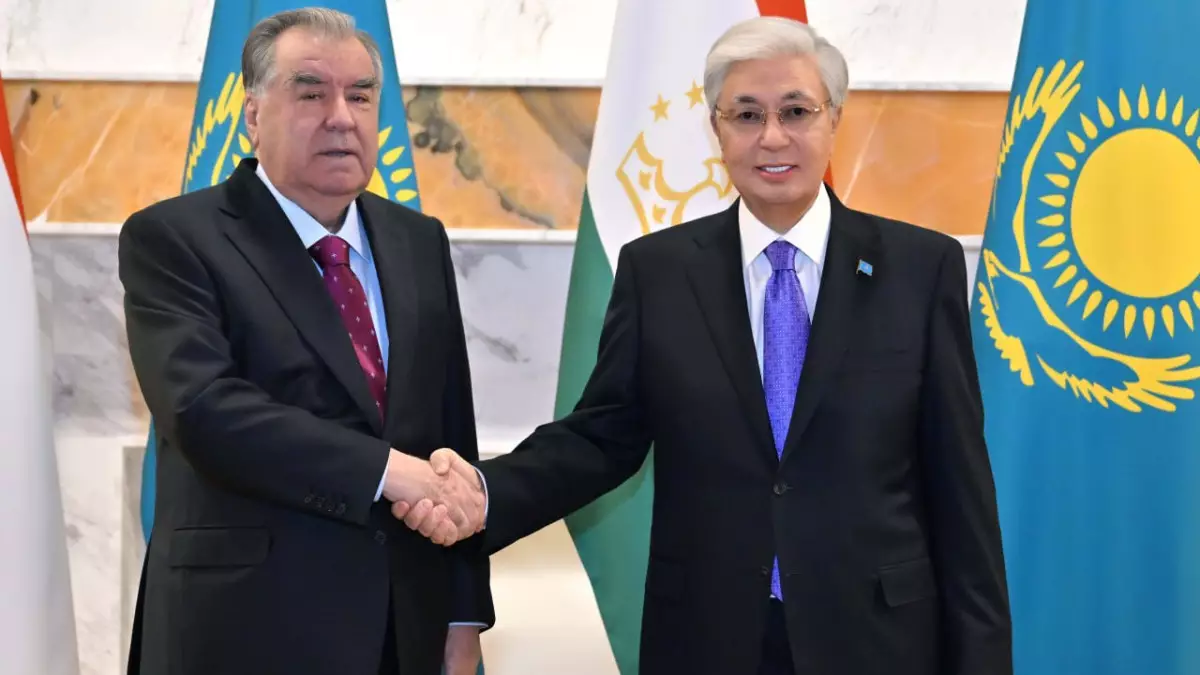 Астанада тағы бір маңызды кездесу: Тоқаев пен Рахмон серіктестікті кеңейтуді талқылады