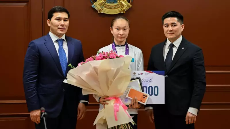 Ербол Мырзабосынов әлем чемпионы атанған Айым Серікбаеваға құрмет көрсетті