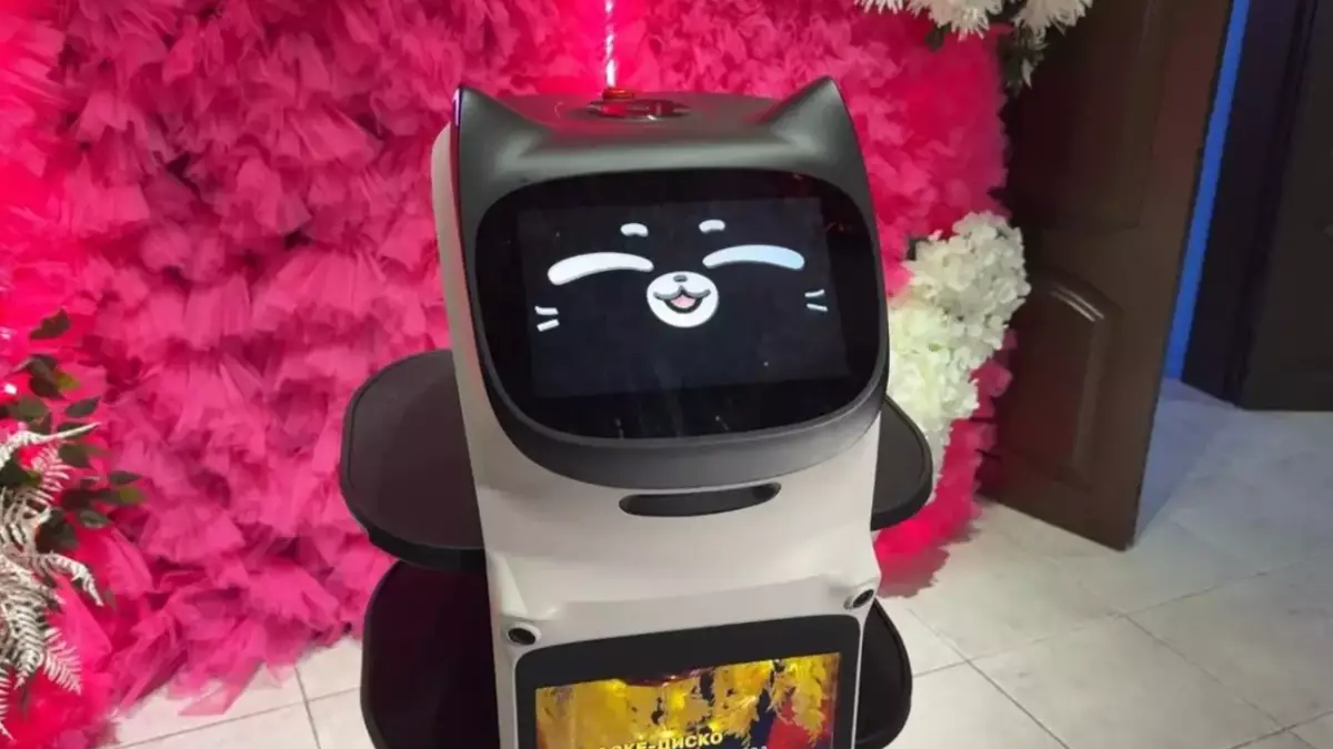 Ақтаудағы мейрамханалардың бірінде робот-даяшы қызмет көрсете бастады