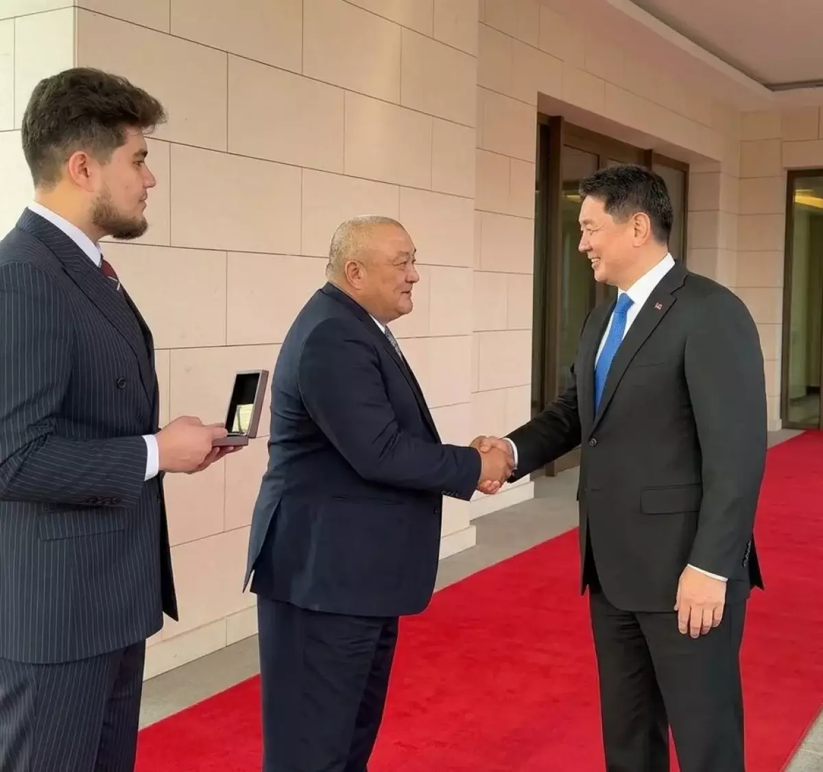 Президент Монголии неожиданно назначил встречу с блогером из Астаны