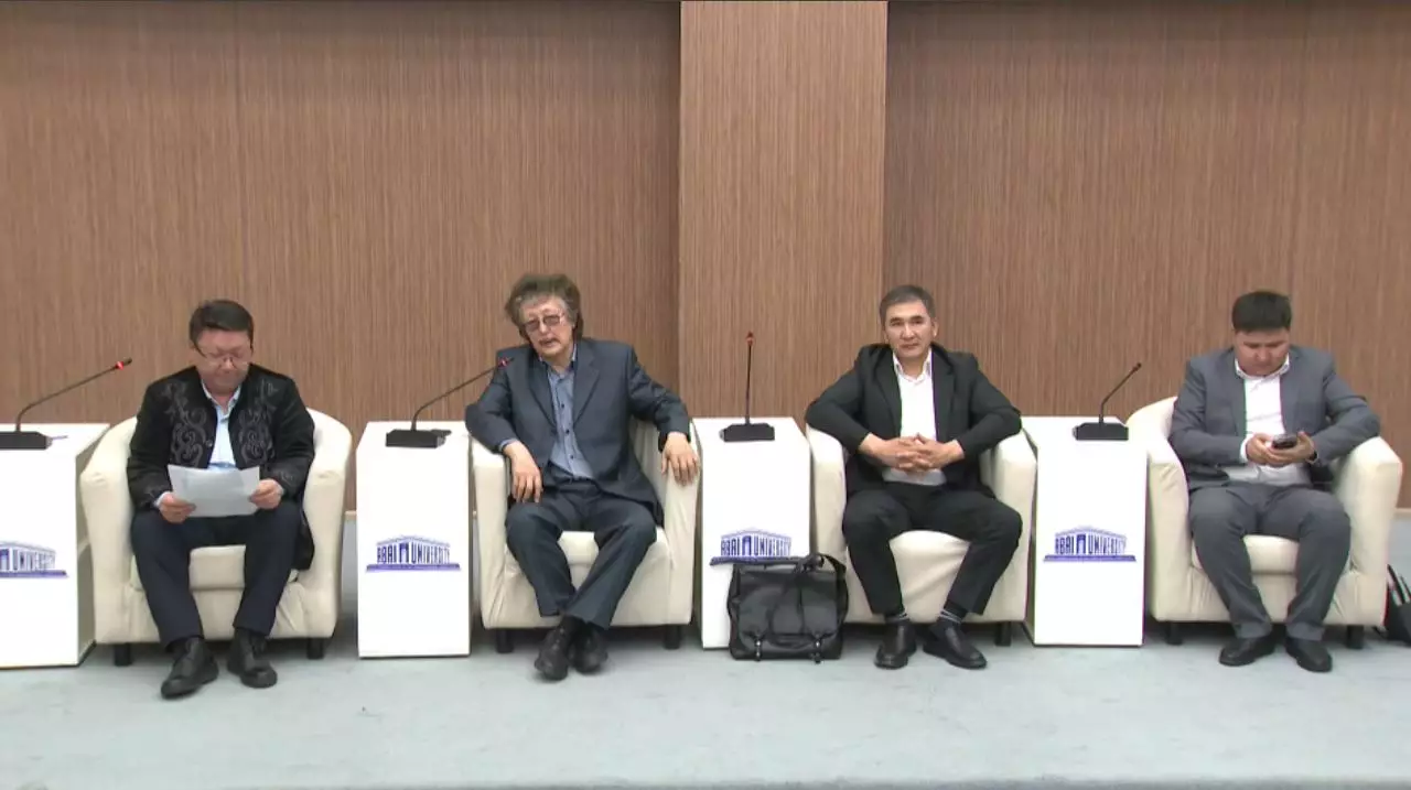 Алматылық студенттер қаламгер Есболат Айдабосынмен кездесті