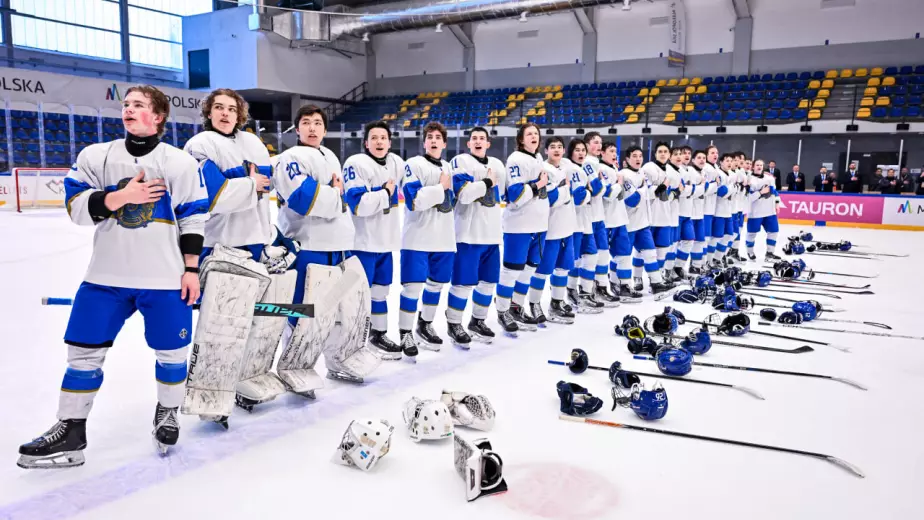 Казахстан выиграл третий матч подряд на ЧМ по хоккею. Камбэкнули с 0:3 и победили Украину! (ВИДЕО)