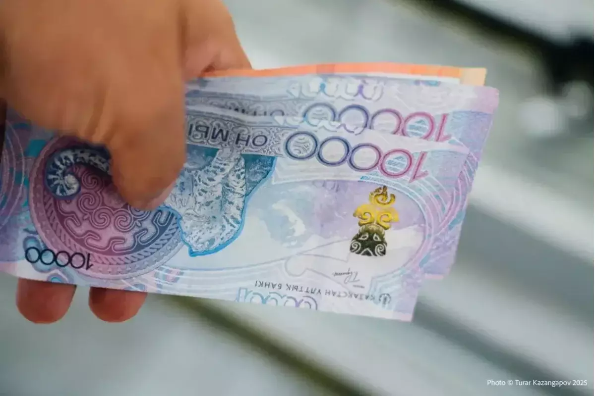 Депутат из Актобе попал в скандал из-за видео с 4 млн тенге на тое